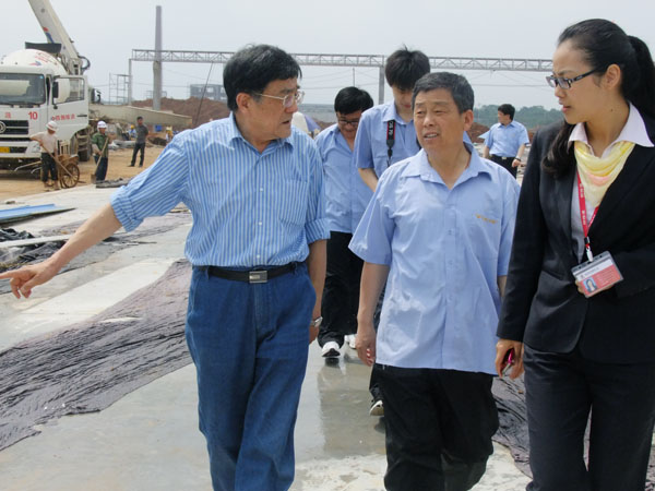 著名白酒專家高景炎再訪四特，題詞獻字